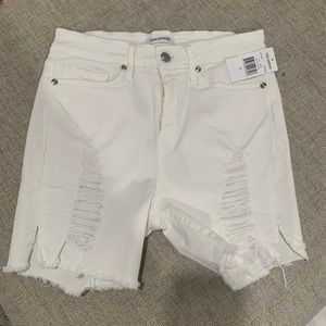 Good American white longer ripped shorts size6Only been tried on. With tag.